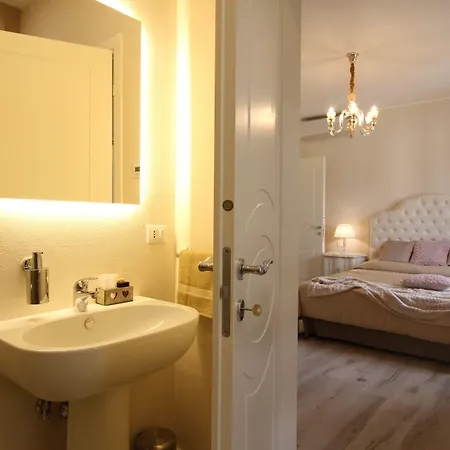 In Chic - No Ztl, Free Parking, Priv Bath, Old 550m 3* لوكا