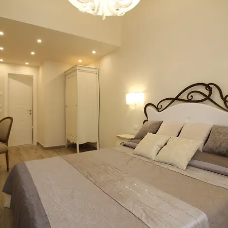 In Chic - No Ztl, Free Parking, Priv Bath, Old 550m 3*