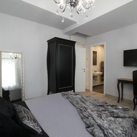 بيت ضيافة In Chic - No Ztl, Free Parking, Priv Bath, Old 550m 3*