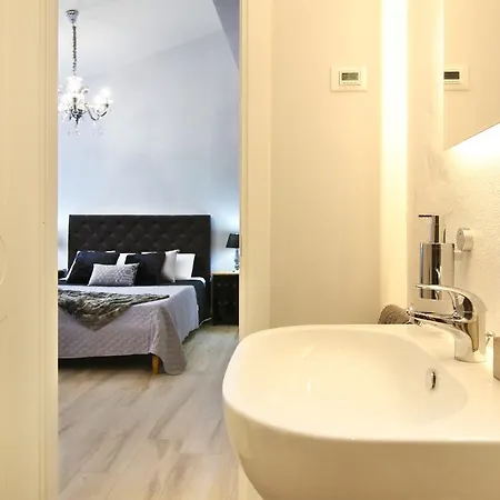 In Chic - No Ztl, Free Parking, Priv Bath, Old 550m 3*